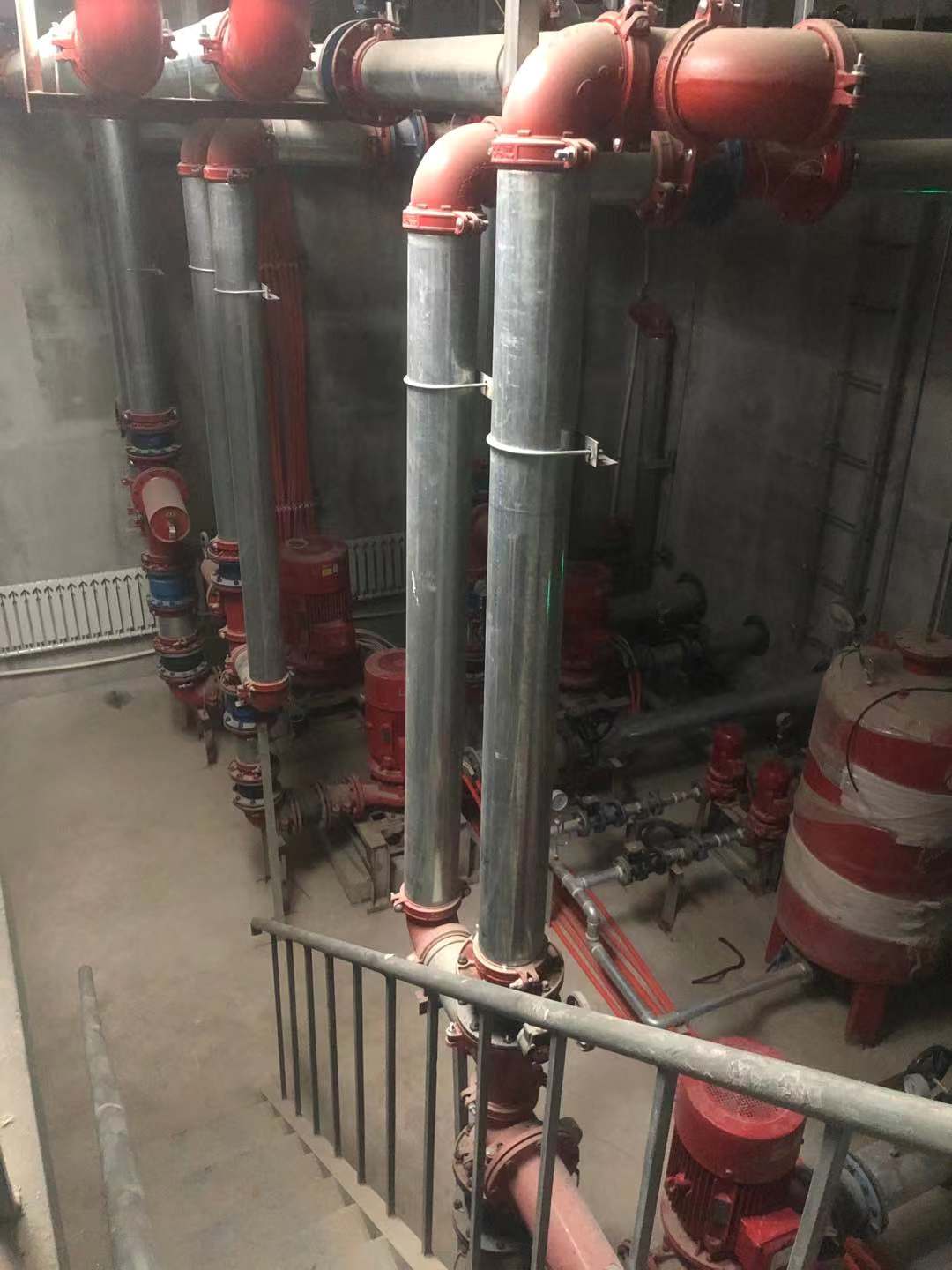 辽宁兴泰科技项目泵房安装调试现场
