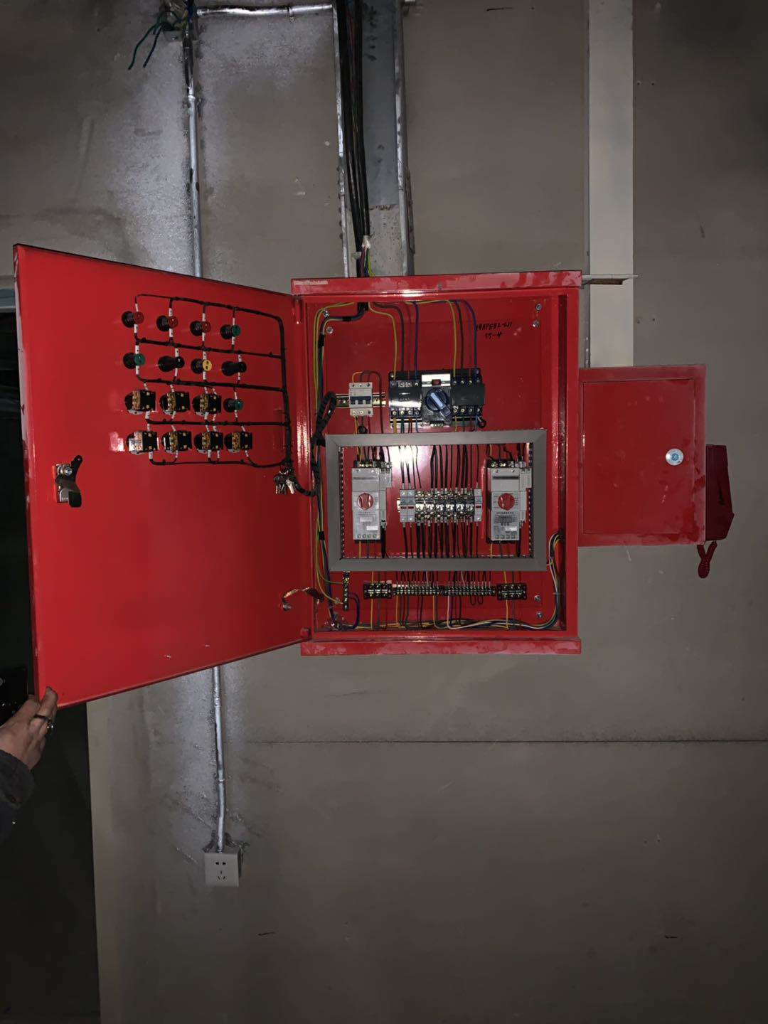 消防风机控制箱鲅鱼圈海湾城项目风机控制箱内部图片